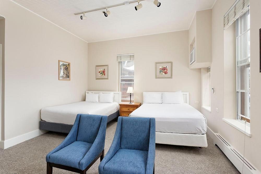 Independence Square 213, Spacious Hotel Room With 2 Queen Beds, Wet Bar, And Sitting Area Аспен Екстер'єр фото